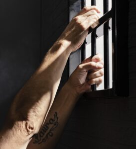 da-para-remover-uma-tatuagem-feita-na-cadeia