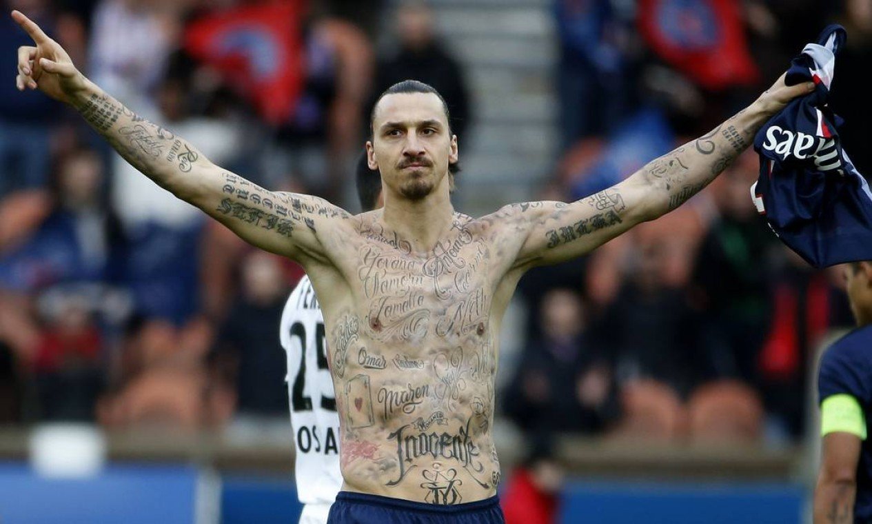 Ibrahimovic remove tatuagem