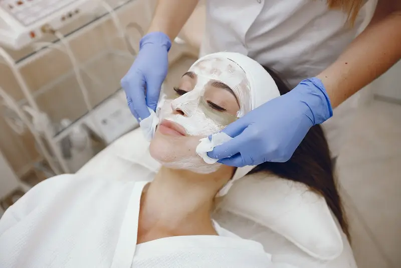 da-para-remover-uma-tatuagem-fazendo-peeling - Foto: freepik