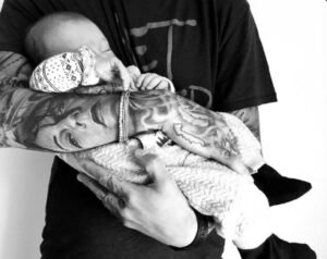 homem-tatuado-filho-02 - Foto: Freepik 