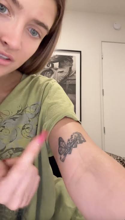 Sami Sheen remove tatuagem