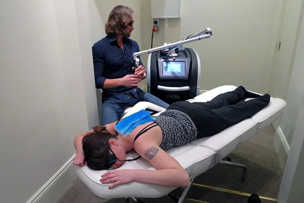 Dor no procedimento de remoção de tatuagem