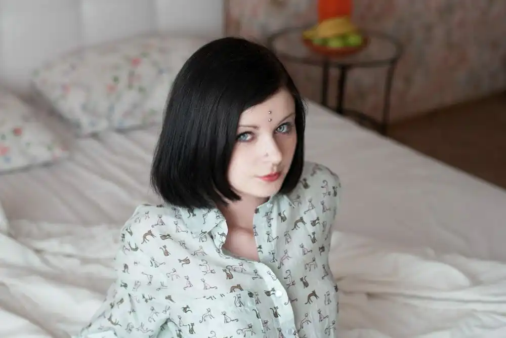 Piercing Microdermal: O que é, dói colocar piercing, quanto custa? piercing microdermal