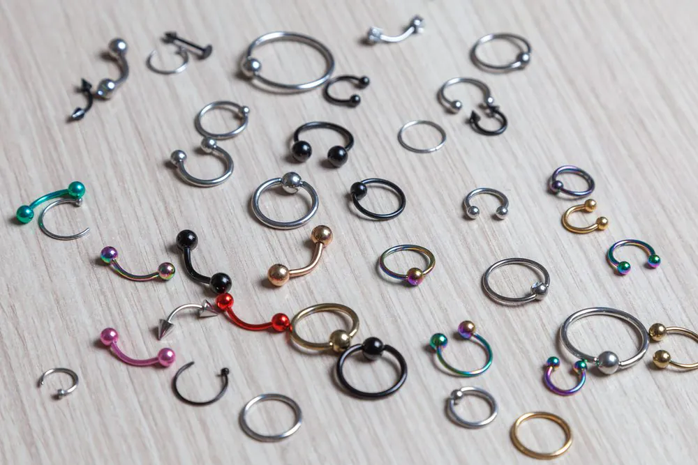 tipos de materiais para piercings