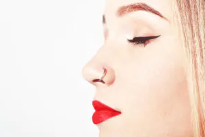 infecção no piercing do nariz