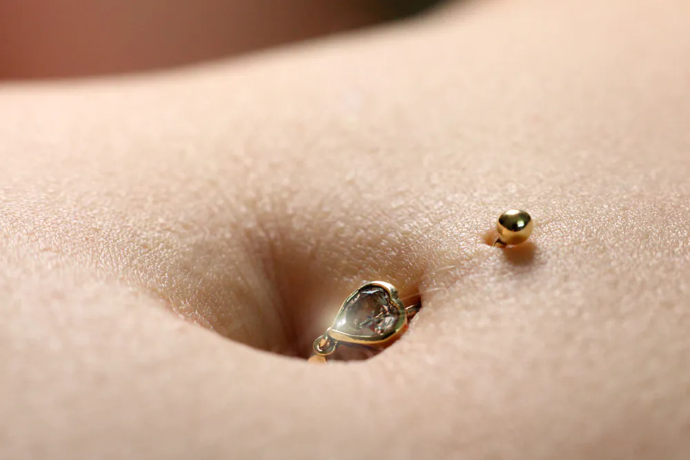 piercing de coração no umbigo