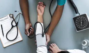 que-conexao-a-remocao-de-tatuagem-tem-com-seu-historico-medico