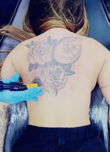 Remoção de tatuagem nas costas - Hell Tattoo