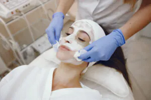 da-para-remover-uma-tatuagem-fazendo-peeling - Foto: freepik