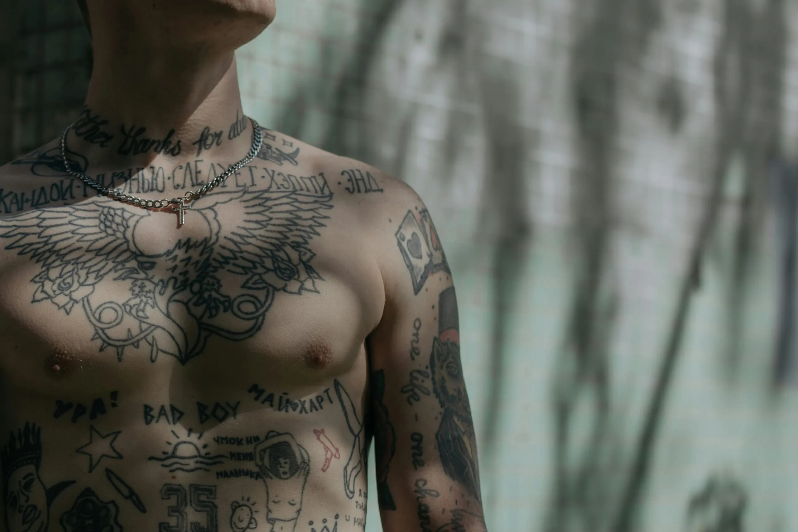 Por que remover tatuagens antigas exige tecnologia avançada?