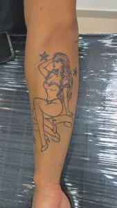 tatuagem-preta-e-outra-colorida-qual-e-mais-facil-de-remover